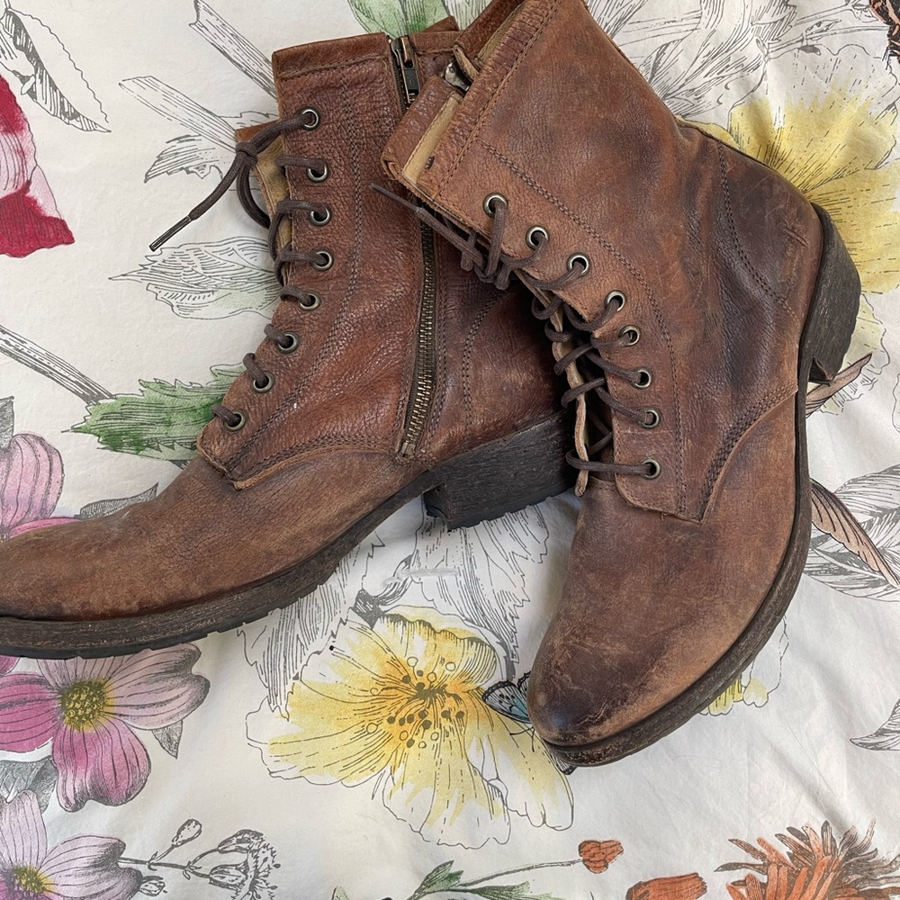 Frye Veronica Lace up combat boots. Brown size 9